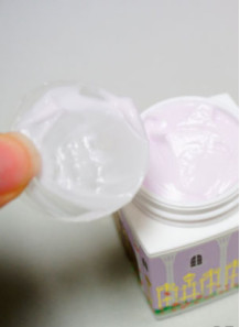  Plastic sheet, plastic film, covering the surface of the cream, covering the cream